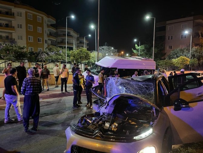 Tarsus’ta Minibüsle Otomobil Çarpıştı: 3 Yaralı