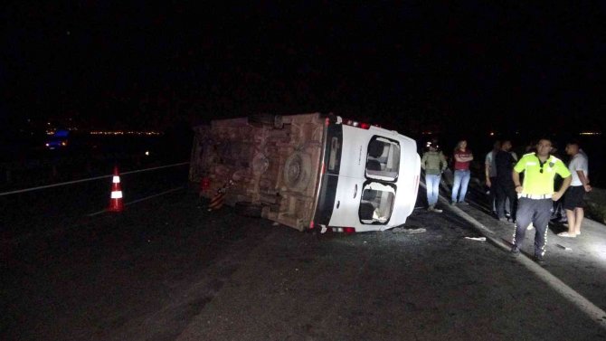 Öğrencileri Taşıyan Minibüs Otoyolda Kaza Yaptı: 17 Yaralı