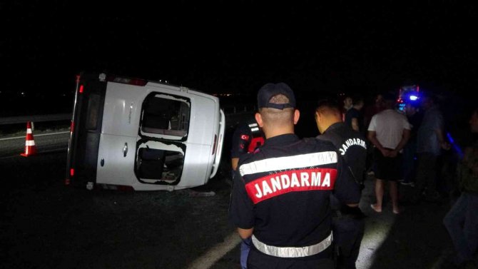Öğrencileri Taşıyan Minibüs Otoyolda Kaza Yaptı: 17 Yaralı