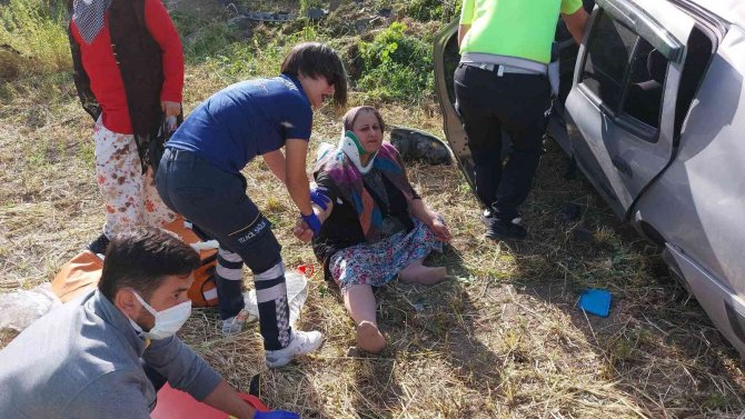 Mevlit Dönüşü Takla Atan Otomobil Şarampole Yuvarlandı: 1’i Ağır 4 Yaralı