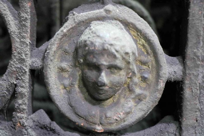 Tarihi Eser Avcıları Bu Kapının Peşini Bırakmıyor