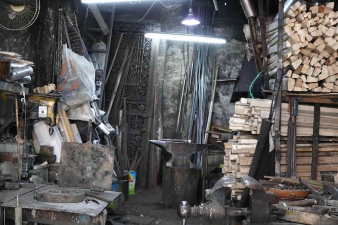 Tarihi Eser Avcıları Bu Kapının Peşini Bırakmıyor