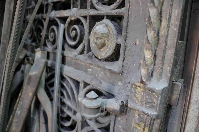 Tarihi Eser Avcıları Bu Kapının Peşini Bırakmıyor