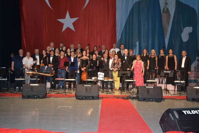 Avni Anıl Şarkılarına Büyük Alkış