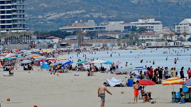 Sıcaklık Arttı, Tatilciler Çeşme’ye Akın Etti