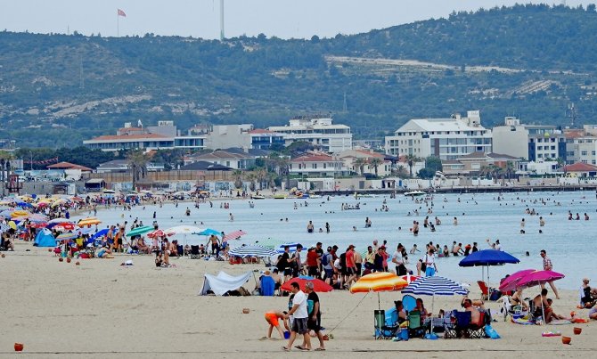 Sıcaklık Arttı, Tatilciler Çeşme’ye Akın Etti