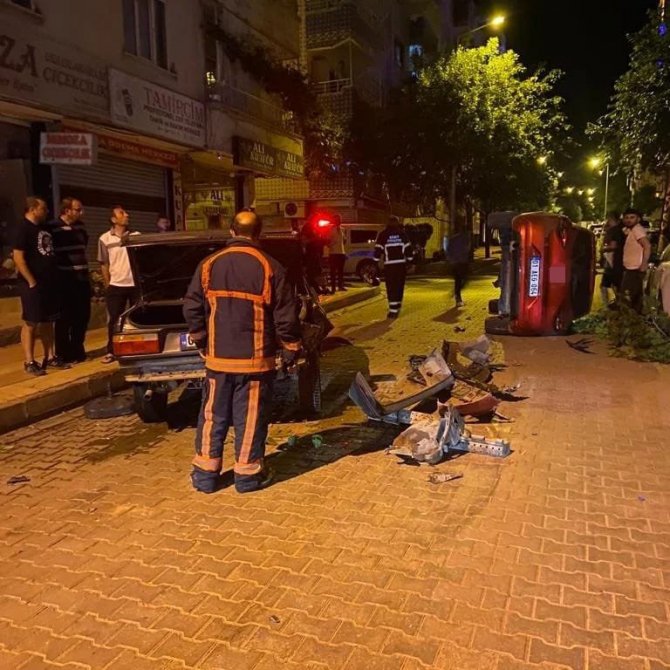 Otomobil Önce Ağaca, Sonra Park Halindeki Araca Çarparak Durabildi
