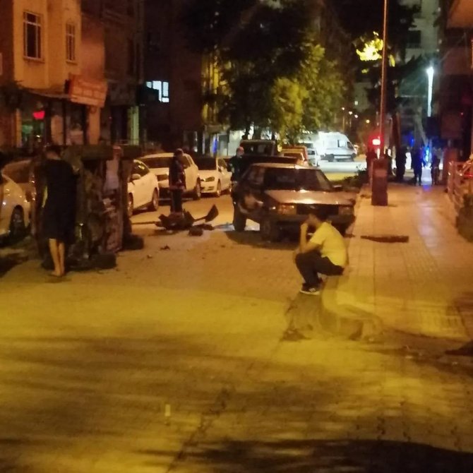 Otomobil Önce Ağaca, Sonra Park Halindeki Araca Çarparak Durabildi
