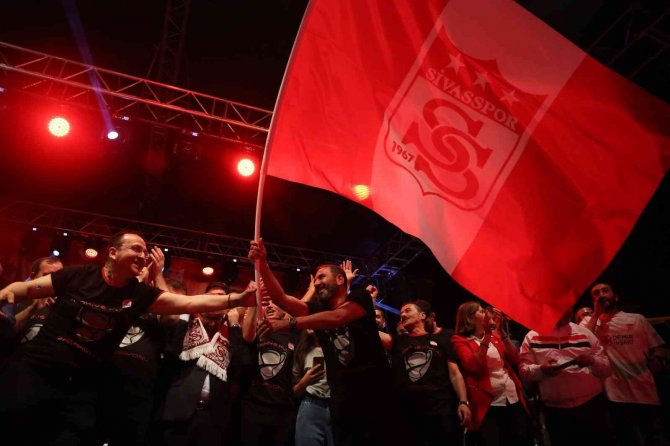 Sivasspor’dan Unutulmaz Kupa Kutlaması!