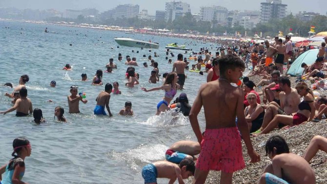 Antalya’da Termometre 30 Dereceyi Gösterdi, Vatandaş Sahilde Yer Bulmakta Zorlandı