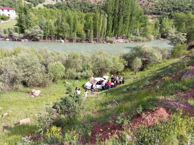 Tunceli’de Otomobil Şarampole Yuvarlandı: 4 Yaralı