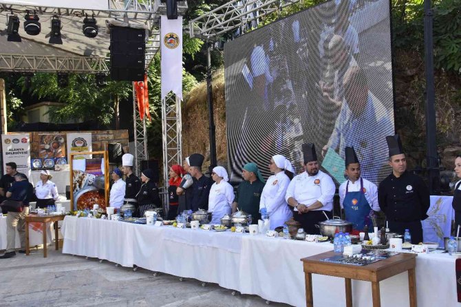 ‘Gülüklü Çorba’ Yarışmasında Profesyonel Şefler Kıyasıya Yarıştı