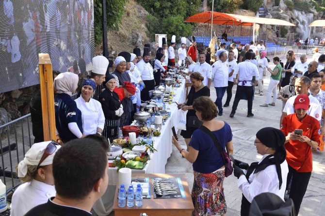 ‘Gülüklü Çorba’ Yarışmasında Profesyonel Şefler Kıyasıya Yarıştı