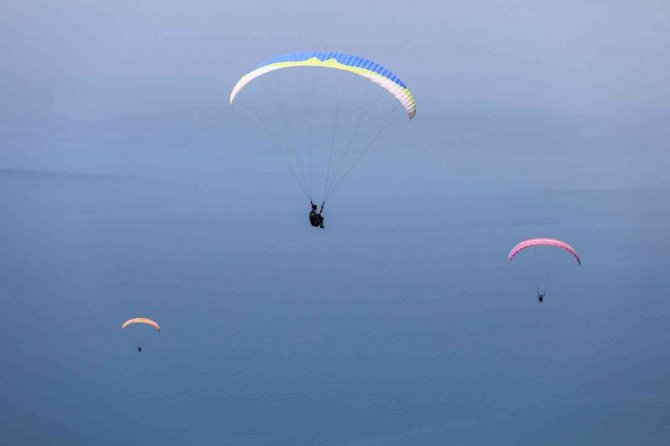 Yamaç Paraşütü Şampiyonları Kupalarını Aldı