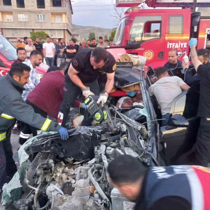 Van’da Trafik Kazaları: 8 Yaralı