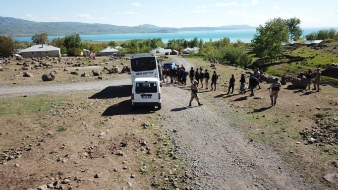 Arazide Yaya İlerleyen 28 Düzensiz Göçmen Yakalandı