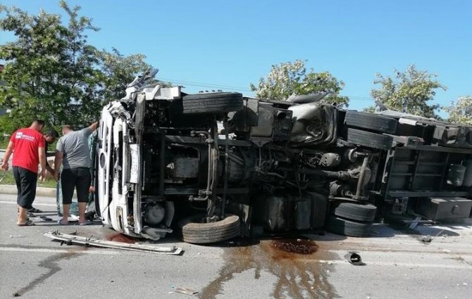 Amasya’da Kargo Malzemesi Taşıyan Tır Devrildi: 2 Yaralı