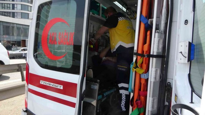 Pendik’te Makas Atan Sürücü Demir Bariyerlere Girdi: 2 Yaralı