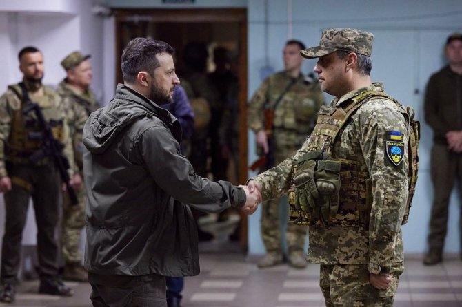 Zelenskiy, Cephe Hattındaki Harkov’u Ziyaret Etti