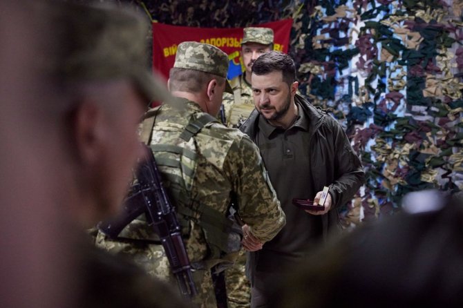 Zelenskiy, Cephe Hattındaki Harkov’u Ziyaret Etti