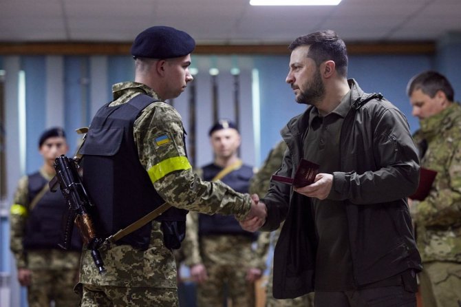Zelenskiy, Cephe Hattındaki Harkov’u Ziyaret Etti
