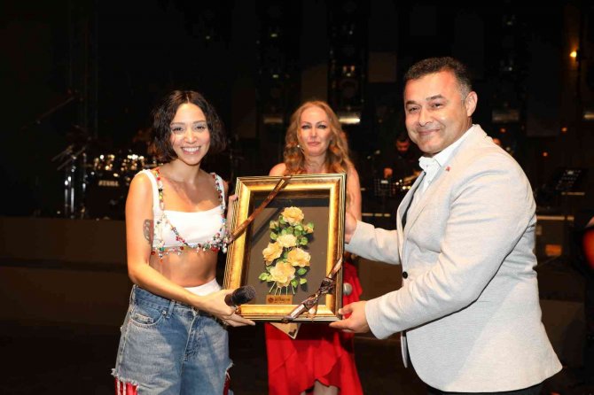 Turizm Ve Sanat Festivalinin Son Gününde Zeynep Bastık Sahne Aldı