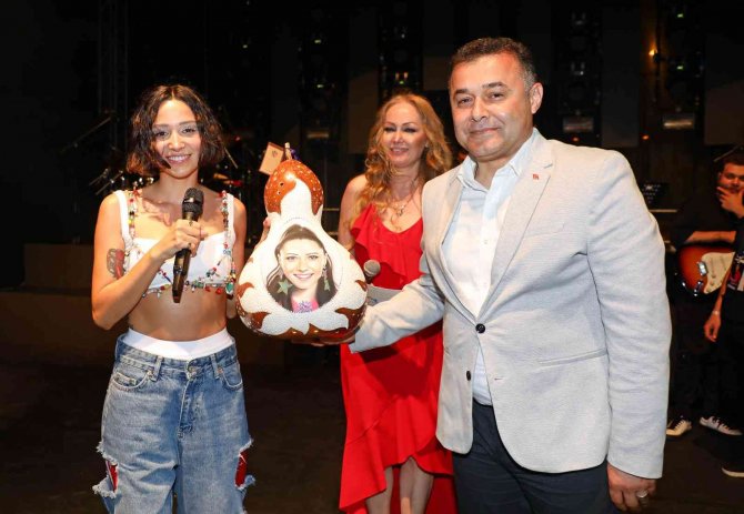 Turizm Ve Sanat Festivalinin Son Gününde Zeynep Bastık Sahne Aldı