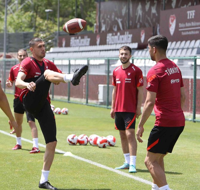 A Milli Futbol Takımı, Sabah Çalışmasıyla Hazırlıklarını Sürdürdü