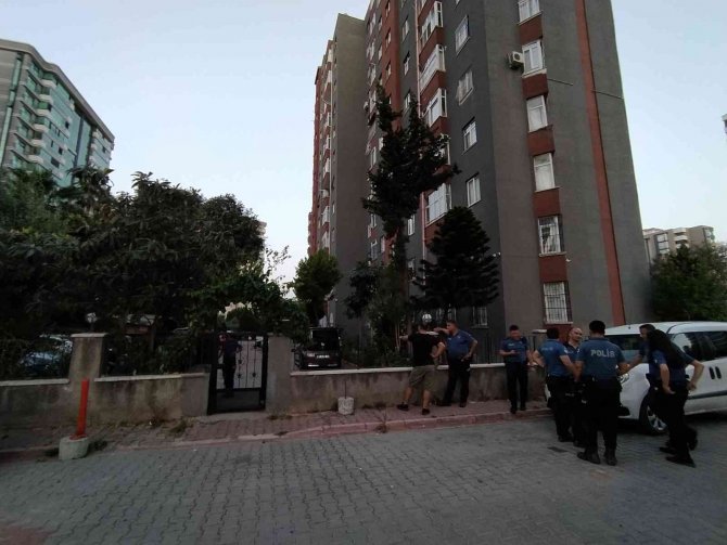 11’inci Kattaki Yangın Merdiveninden Atlayan Kız Çocuğu Öldü