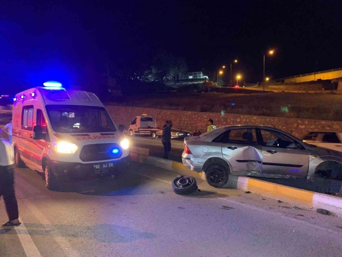 Otomobil Refüje Çıktı: 1 Yaralı