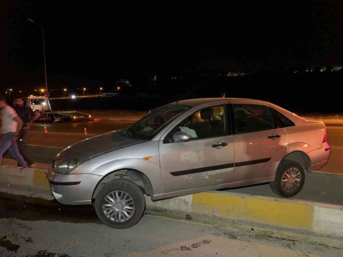 Otomobil Refüje Çıktı: 1 Yaralı