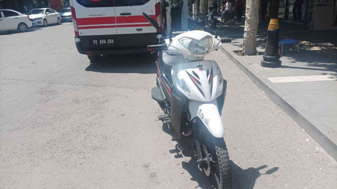 Yayaya Çarpmamak İçin Motosikleti Devirdi: 1 Yaralı