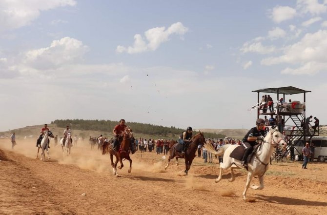 Dazkırı Rahvan At Yarışları’nda Renkli Görüntüler Ortaya Çıktı