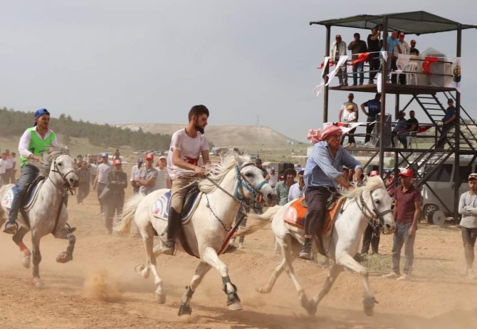 Dazkırı Rahvan At Yarışları’nda Renkli Görüntüler Ortaya Çıktı