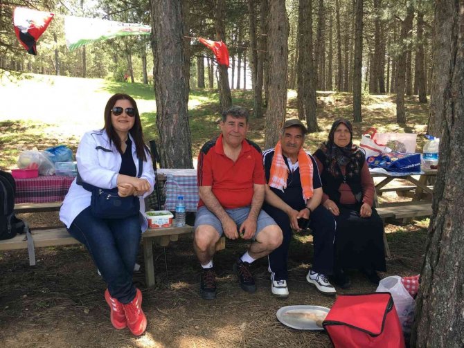 Doğa Severler Aileleri İle Piknikte Buluştu