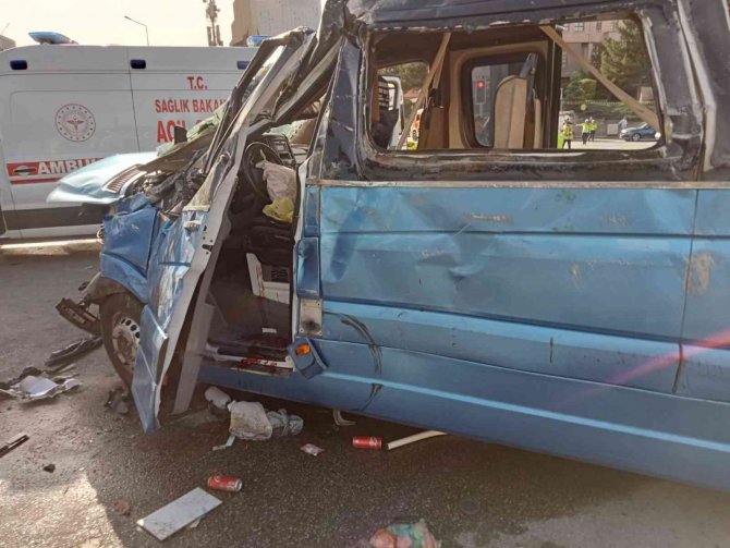 Ankara’da Otomobilin Çarptığı Dolmuş Defalarca Takla Attı: 20 Yaralı