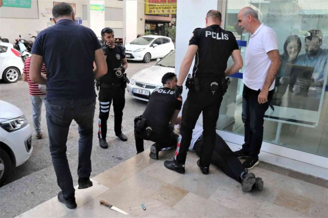 Bıçak İle Girdiği Bankada Etkisiz Hale Getirilince Gözyaşlarını Tutamadı
