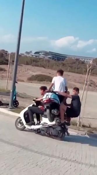 Motosiklet Üzerinde Ki Motosikletli İle Ölüme Meydan Okudular
