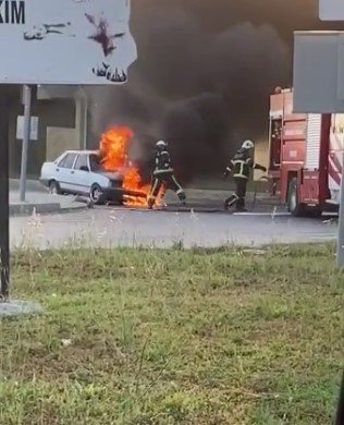 Seyir Halindeki Otomobil Alev Topuna Döndü