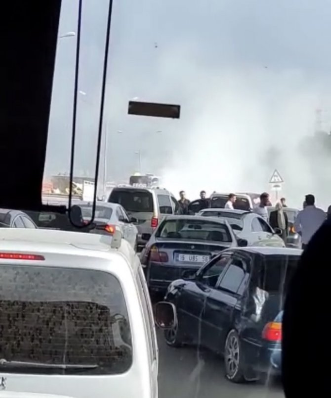 Bursa’da Araç Yandı, Mudanya Yolu Kilitlendi
