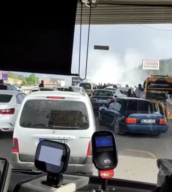 Bursa’da Araç Yandı, Mudanya Yolu Kilitlendi