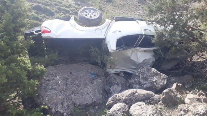 Kaza Yapan Araçta Sıkışanlar 2 Kişi İçin Seferber Oldular