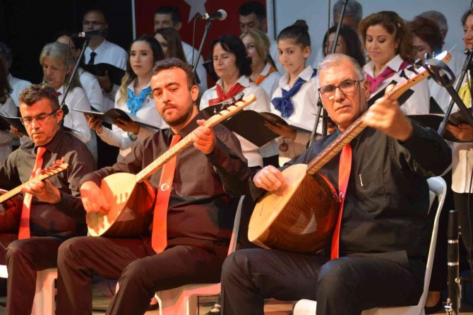 Ayvalık’ta "Türkülerle Türkiye’m Bahar Konseri" Coşturdu