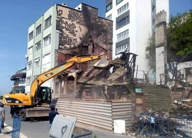 Yanan Tarihi Binanın Enkazı Kaldırıldı
