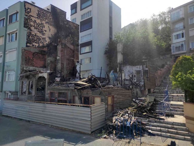 Yanan Tarihi Binanın Enkazı Kaldırıldı