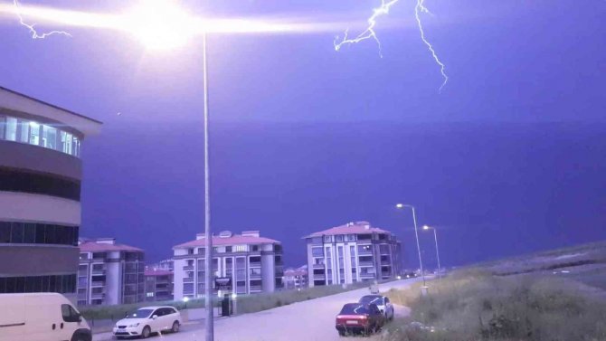 Karabük Ve Bartın’da Yıldırım Ve Şimşekler Görsel Şölen Sundu