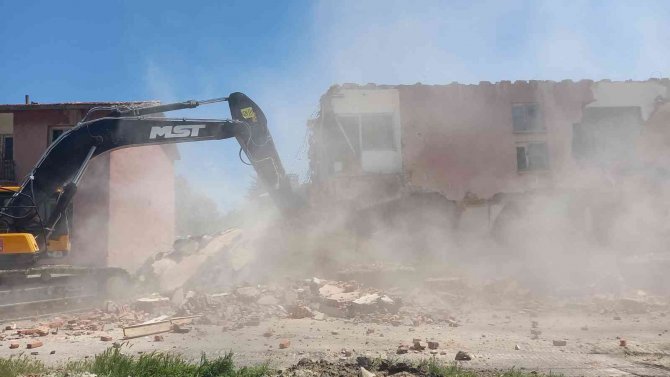 Bünyan’da Metruk Yapılar Yıkılıyor