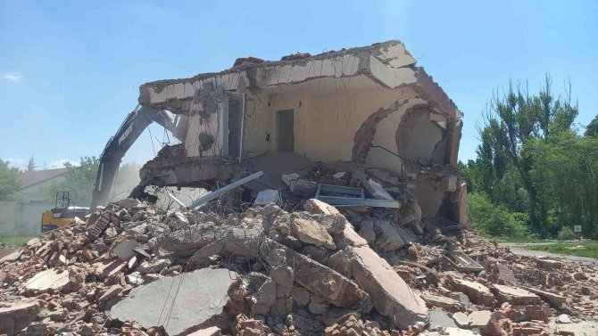 Bünyan’da Metruk Yapılar Yıkılıyor