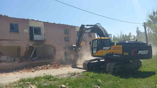 Bünyan’da Metruk Yapılar Yıkılıyor