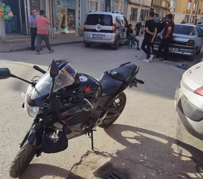 Motosikletli Genç Kız Araca Yandan Çarptı: 1 Yaralı
